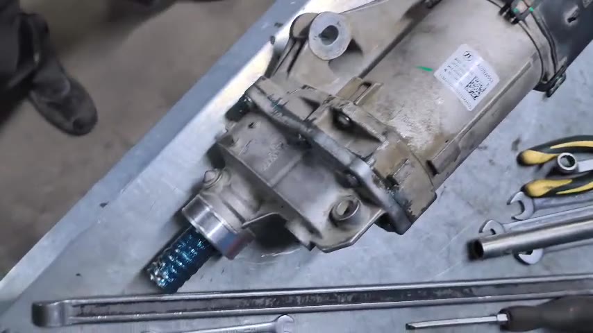 Рулевая рейка LiXiang L7 на верстаке во время реставрации